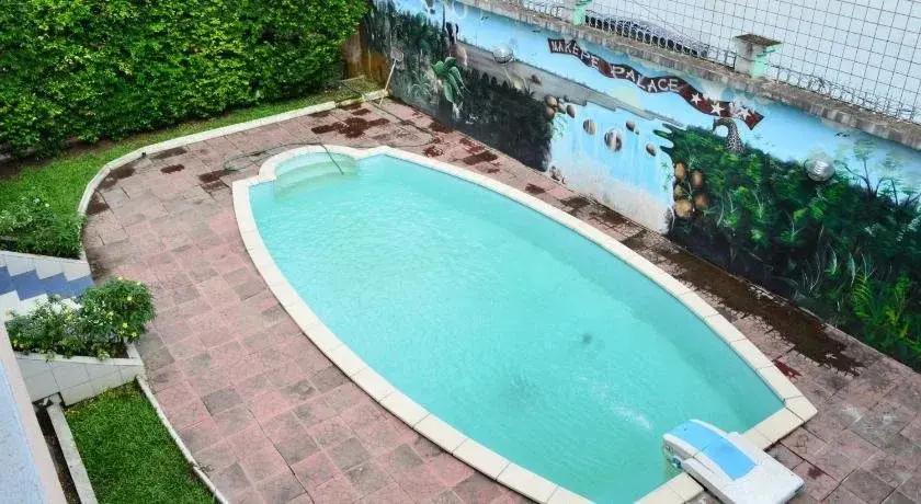Vue d'ensemble de la piscine et du jardin