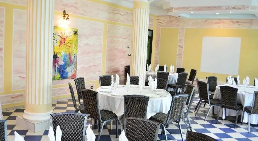 Salle de fête dressée avec tables rondes