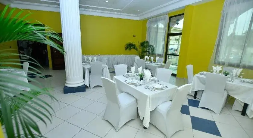 Salle de réception dressée pour un événement
