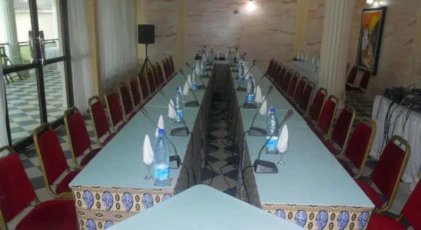 Salle de séminaire dressée en U